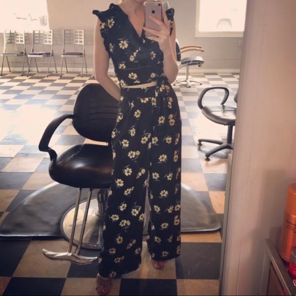 Floral 2 piece Flowy Pants & Tie Ruffle Top Set - Picture 1 of 4
